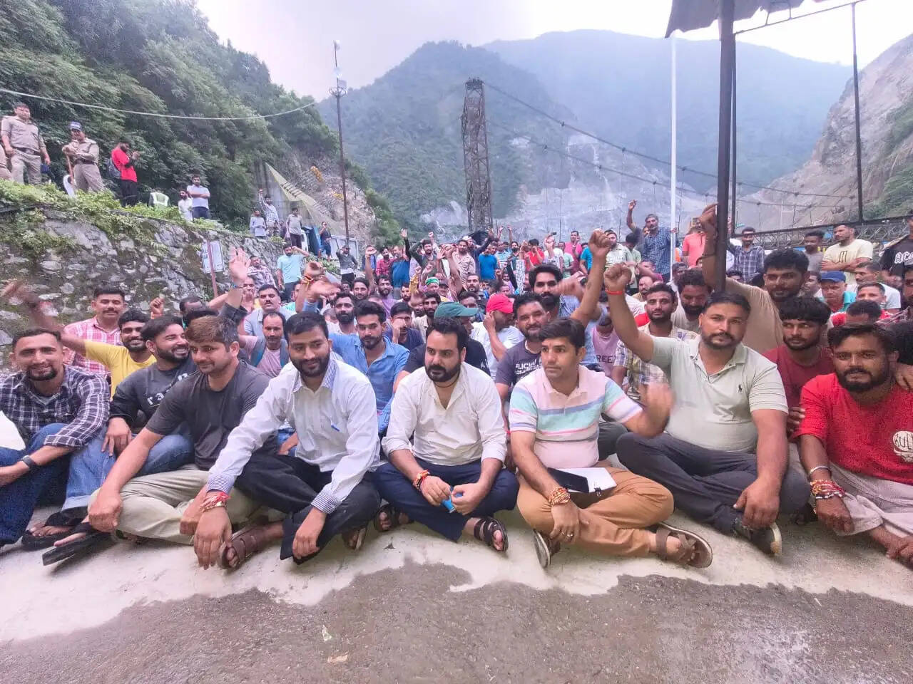 कर्मियों की बहाली समेत ज्वलंत समस्याओं को लेकर कार्य बहिष्कार शुरू