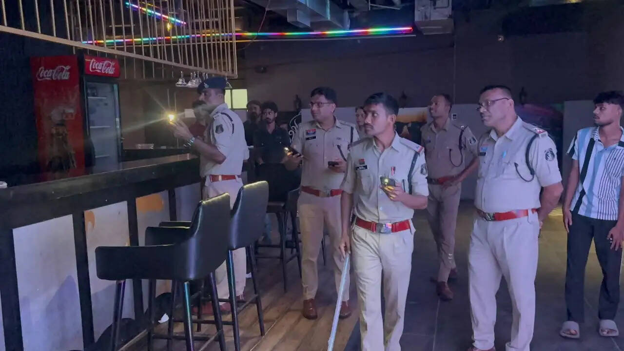 कोरबा में देर रात&nbsp;ओएनसी&nbsp;और सेंट्रल प्वाइंट बार में पुलिस&nbsp;का&nbsp;छापा, नियम तोड़ने पर मैनेजरों पर कार्रवाई