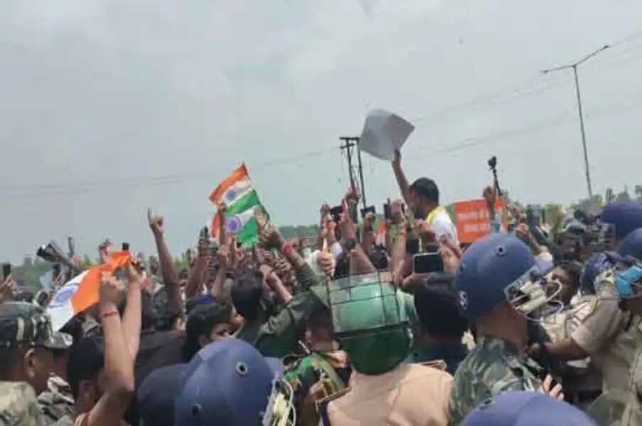 विधानसभा घेराव : बैरिकेडिंग तोड़कर विधानसभा के करीब पहुंचे छात्र, वाटर कैनन और लाठीचार्ज से रोकने की कोशिश