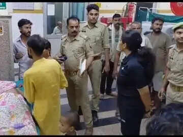 मैरिज हॉल में गार्ड और बेटे की करंट लगने से मौत