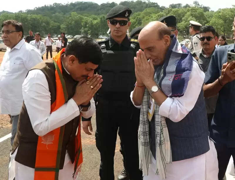 मप्रः रक्षा मंत्री राजनाथ सिंह के हेलिकॉप्टर में आई तकनीकी खराबी, दूसरे से भरी उड़ान