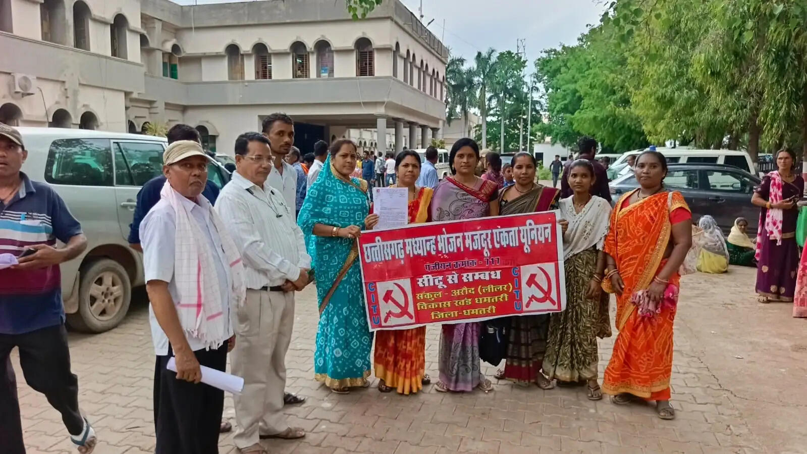 मध्यान्ह भोजन कर्मियों ने सौंपा 10 सूत्रीय मांगपत्र, छह जुलाई से चलेगा हस्ताक्षर