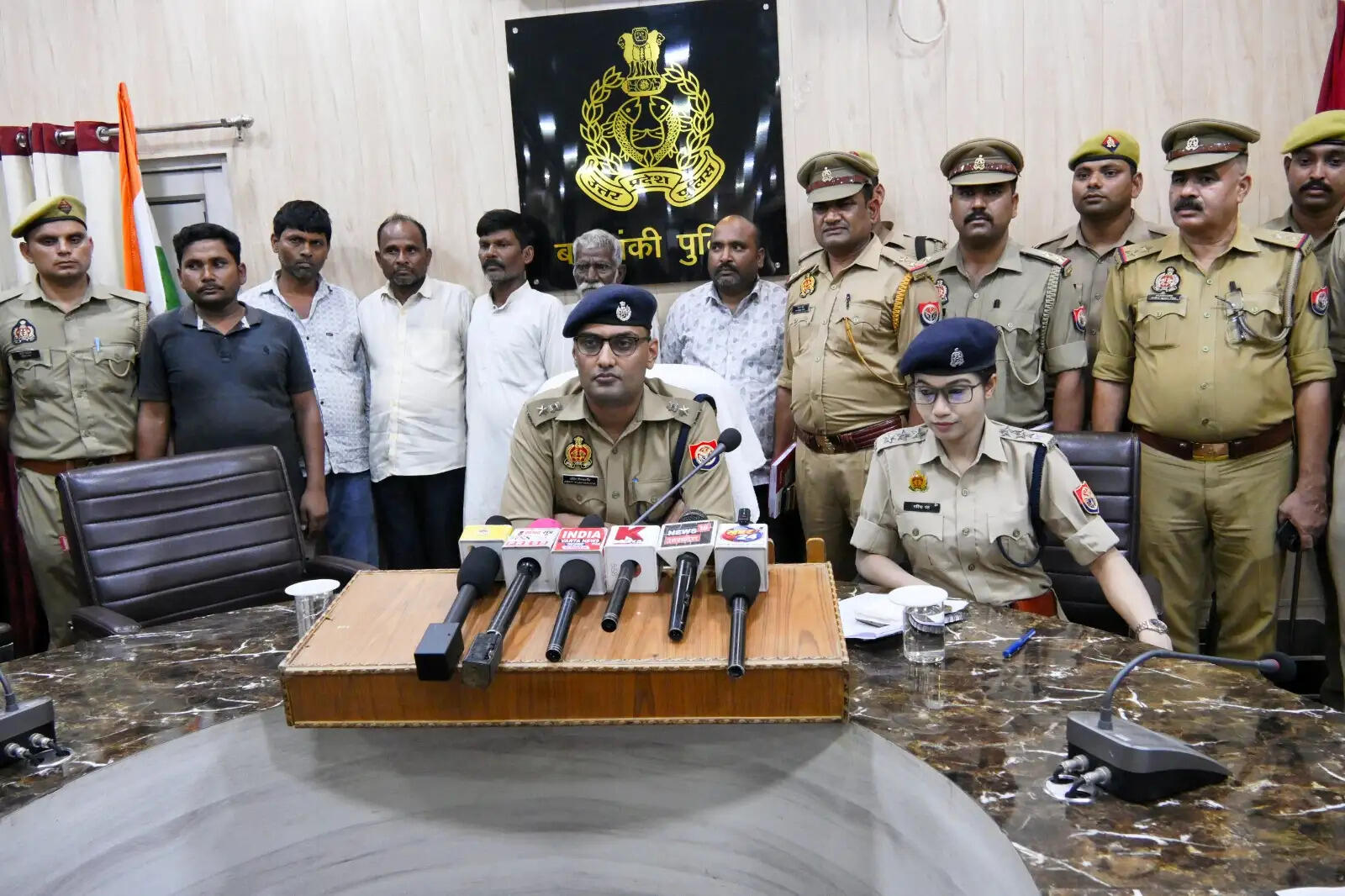 फर्जी बैनामा कर 45 लाख हड़पने वाले 6 शातिर गिरफ्तार, स्विफ्ट कार बरामद