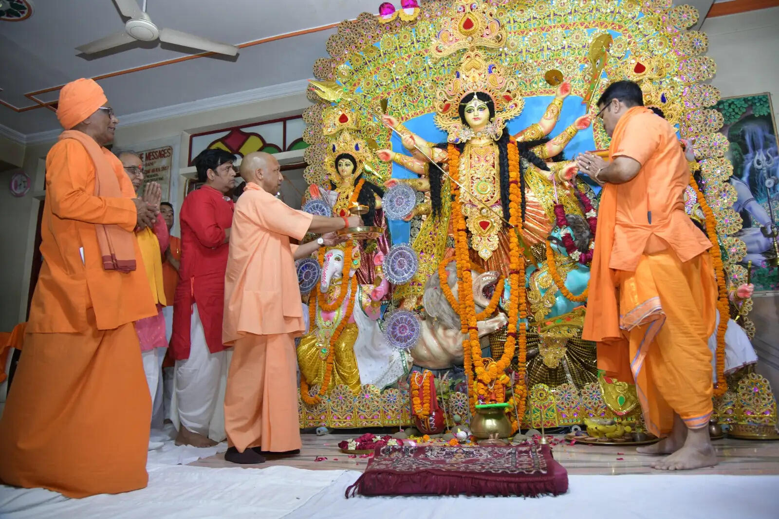 मुख्यमंत्री योगी ने भारत सेवाश्रम में स्थापित मां भगवती की प्रतिमा का दर्शन-पूजन किया