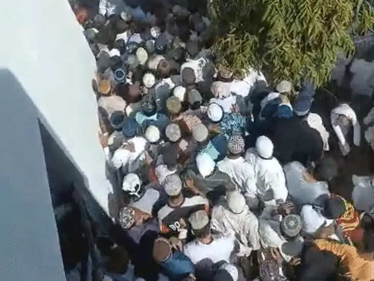 भट्टा बस्ती में फिरदौस मस्जिद की दीवार गिरने से 15 नमाजी दबे