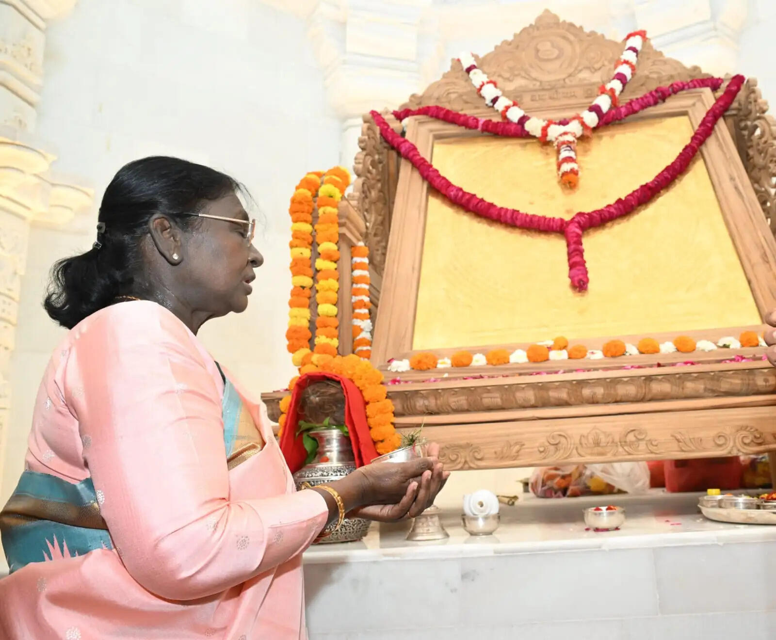 रामराज्य&nbsp;के&nbsp;आदर्शाें&nbsp;से ही&nbsp;नैतिक&nbsp;और&nbsp;धर्माचरण&nbsp;आधारित&nbsp;राष्ट्र&nbsp;निर्माण&nbsp;संभव:&nbsp;राष्ट्रपति&nbsp;मुर्मु