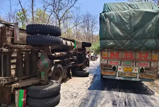 मप्र के खंडवा में 150 बारातियों से भरा ट्रक पलटा, 27 घायल, आठ की हालत गंभीर