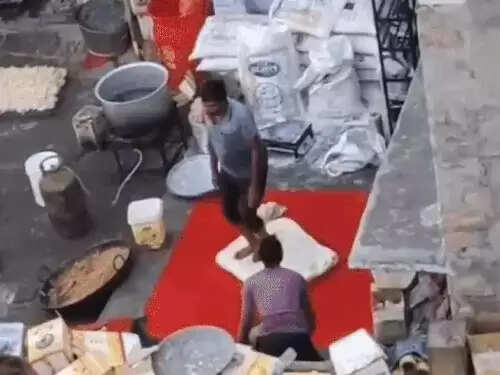 पैरों से मैदा गूंथकर बनाई फीणी, 110 किलो फीणी नष्ट करवाई