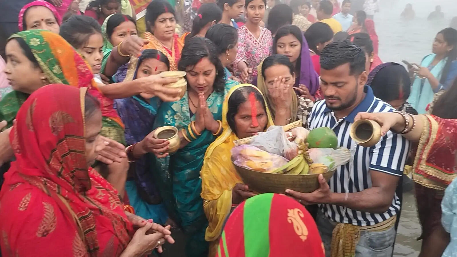 उदीयमान सूर्य को अर्घ्य देते ही चार दिवसीय चैती छठ संपन्न