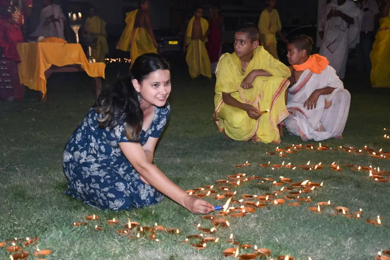 वाराणसी : करपात्र प्राकट्योत्सव में दीपों की रोशनी से नहाया धर्मसंघ