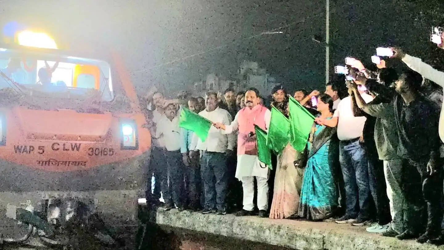 अमृतसर से न्यू जलपाईगुड़ी ट्रेन को देर रात सांसद प्रदीप कुमार सिंह ने झंडी दिखाकर किया रवाना