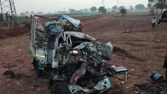 महाराष्ट्र के नासिक में दो वाहनों की टक्कर में चार की मौत, 20 घायल