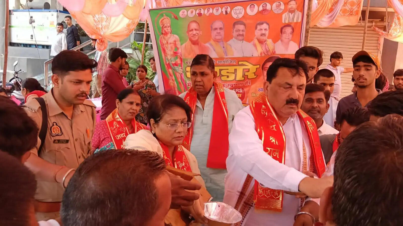 भाजपा मुरादाबाद महानगर ने पुरुषोत्तम मास के बड़े मंगलवार पर किया भंडारा