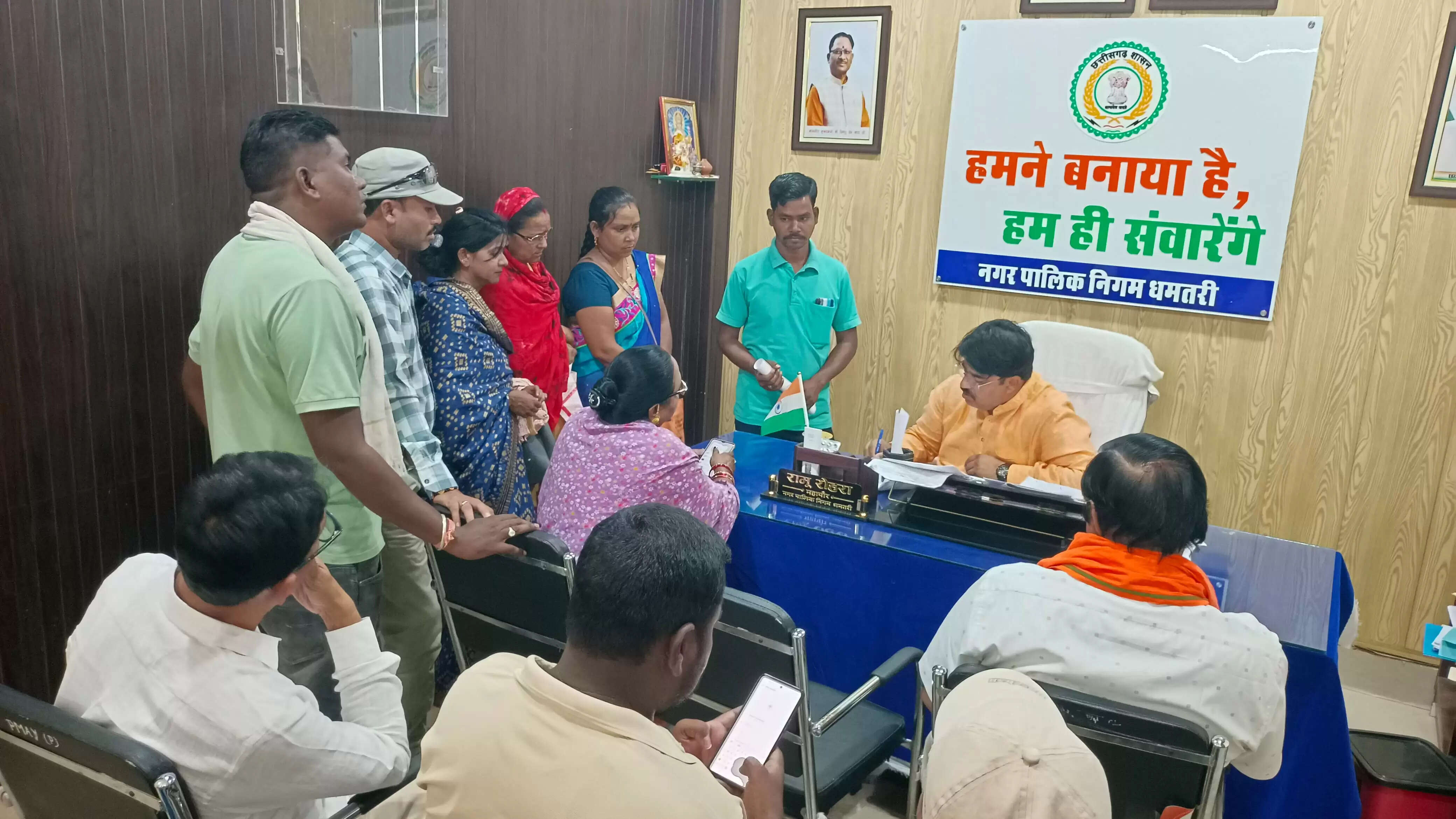 आवास के लिए भटक रहे रेल्वे प्रभावित, महापौर को बताई अपनी समस्या