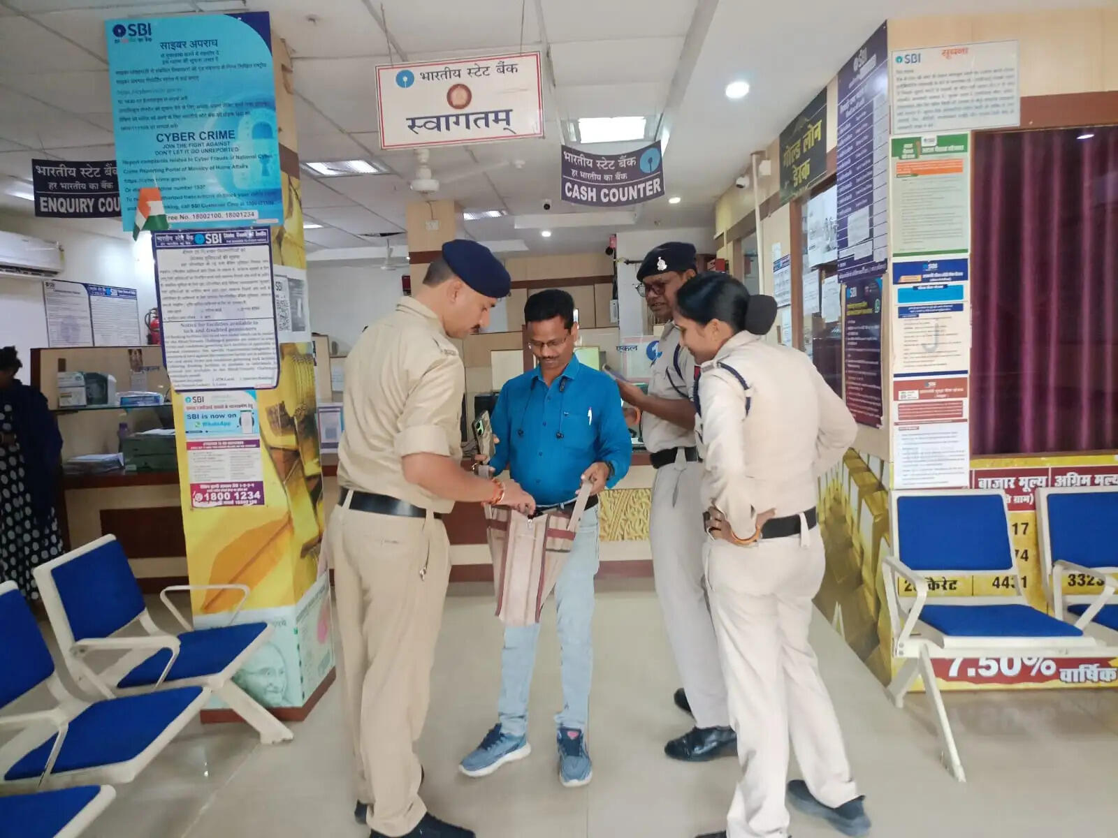 जांजगीर-चांपा में बैंकों की सुरक्षा को लेकर पुलिस का विशेष चेकिंग अभियान