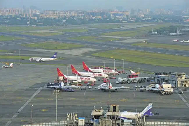 मुंबई-पालघर में मूसलाधार बारिश से जनजीवन प्रभावित, दृश्यमानता कम होने से हवाई सेवा भी बाधित