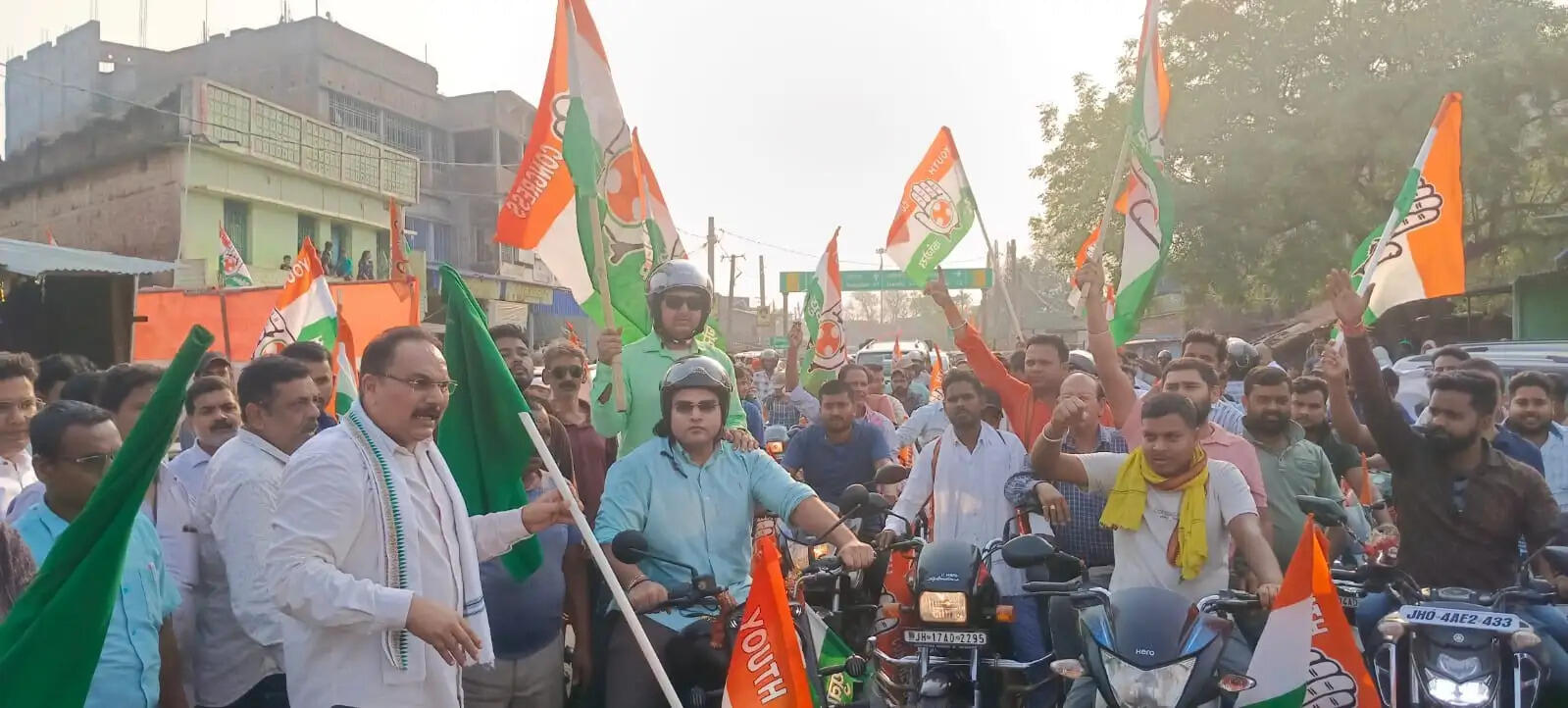 टोल प्लाजा के विरोध में कांग्रेस ने निकाली बाईक रैली