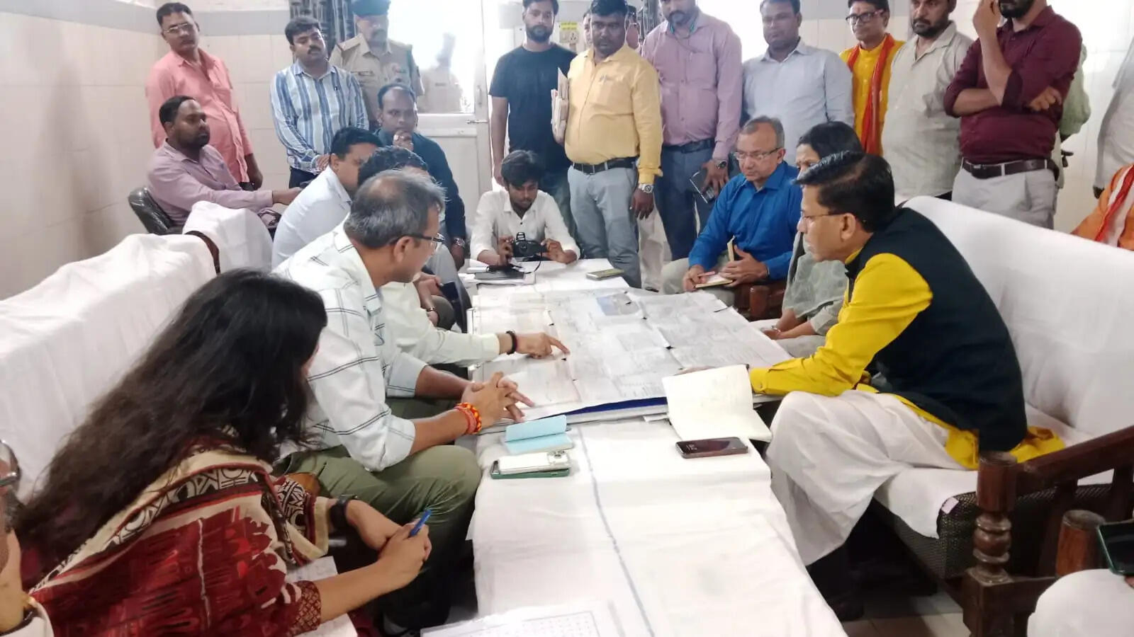 सांसद ने देवरिया आदर्श रेलवे स्टेशन का किया निरीक्षण, अधिकारियों संग की बैठक