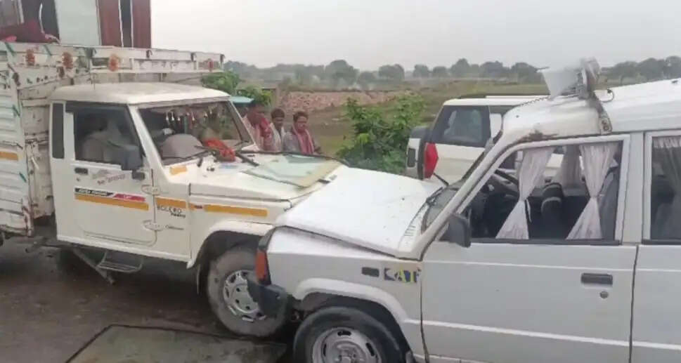 उप्र में सड़क हादसे में बैरिया एसडीएम समेत तीन घायल