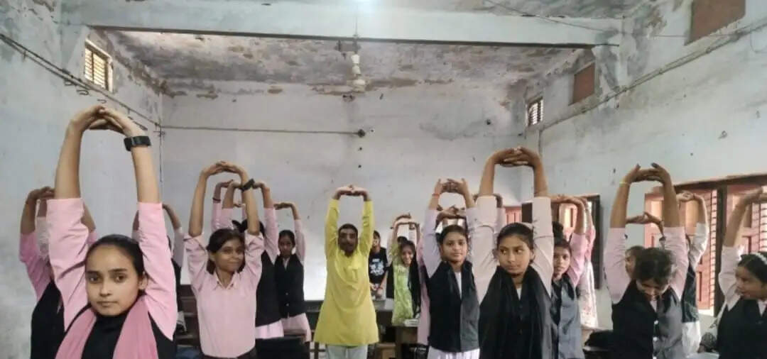 लंबे&nbsp;समय&nbsp;तक&nbsp;कुर्सी&nbsp;पर&nbsp;बैठने&nbsp;वालाें&nbsp;काे&nbsp;कमर&nbsp;और गर्दन हमेशा सीधा रखना चाहिए&nbsp;:&nbsp;योग प्रशिक्षक