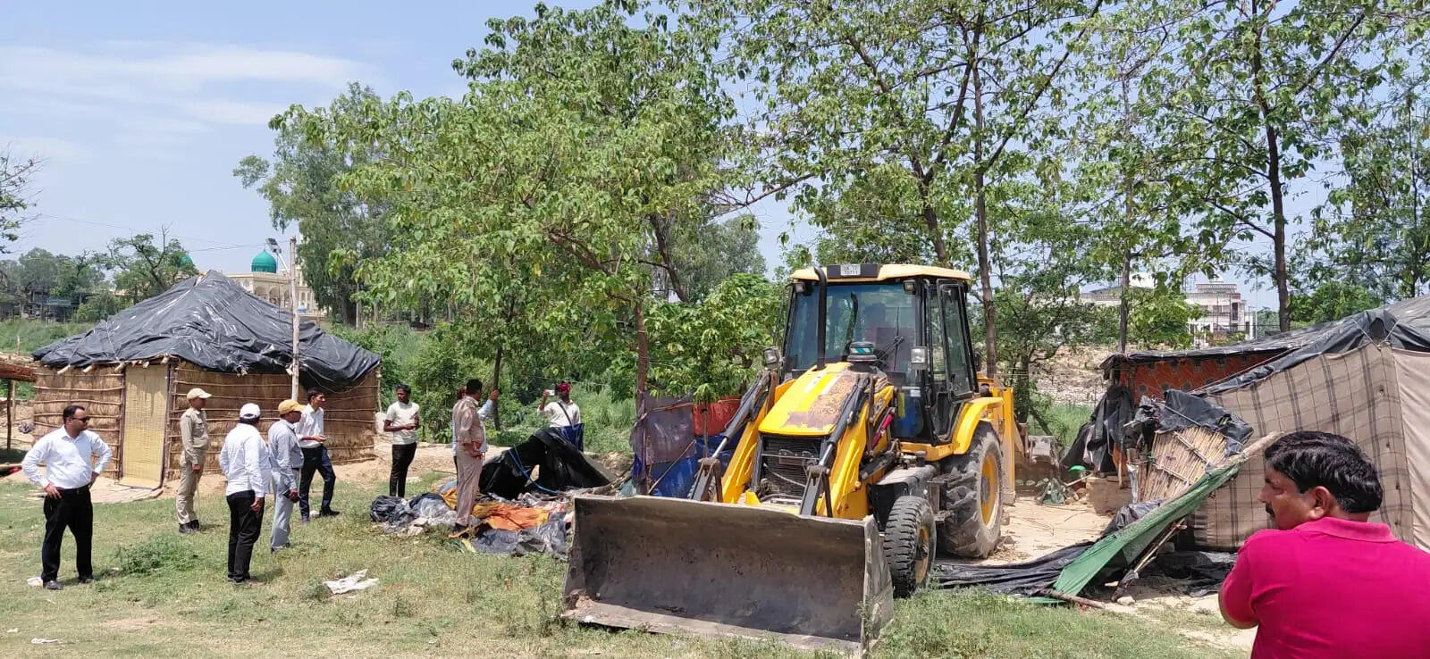 अवैध कब्जों पर फिर चला बुलडोजर, लालपानी में सरकारी भूमि अतिक्रमण मुक्त