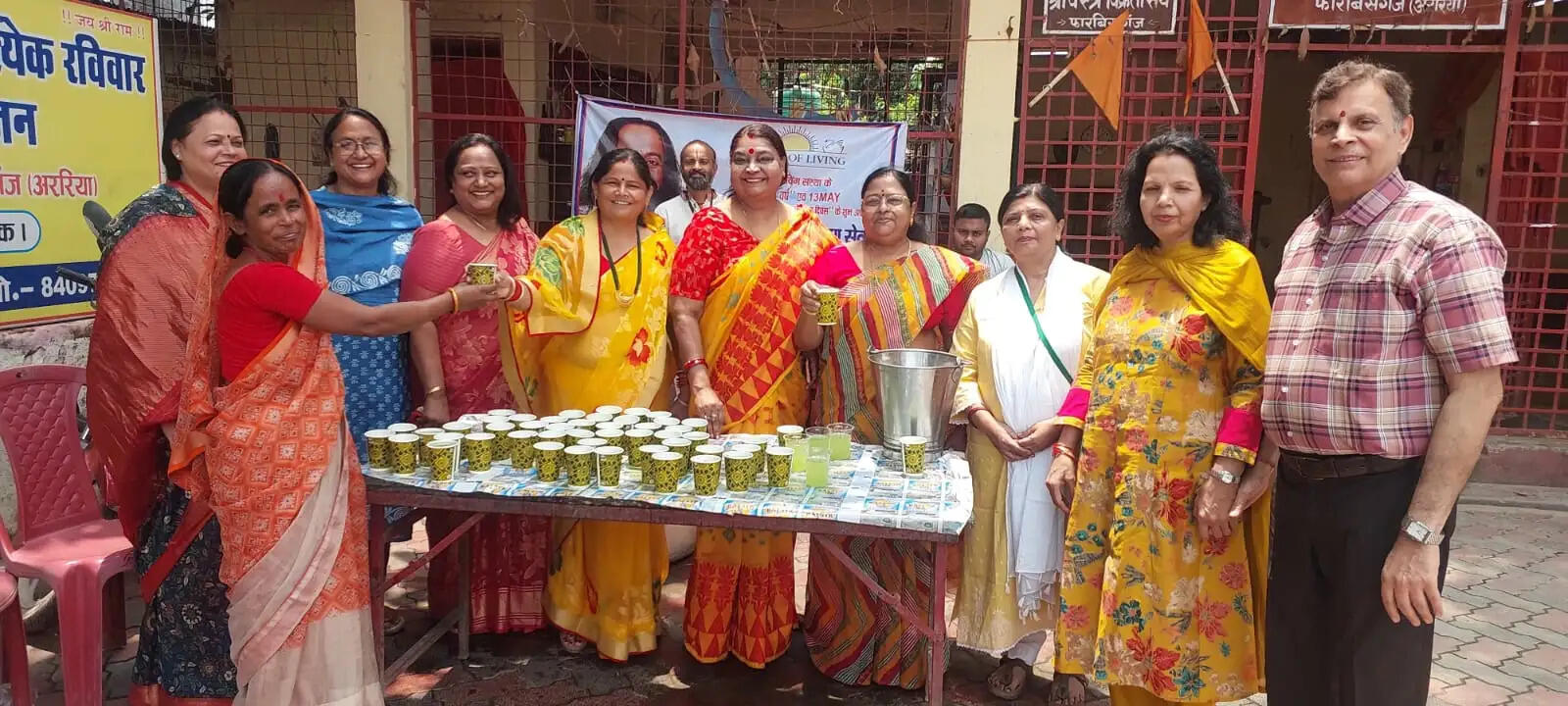 आर्ट ऑफ लिविंग के 45 और आचार्य श्री रविशंकरजी के 70 वर्ष पर शरबत वितरण