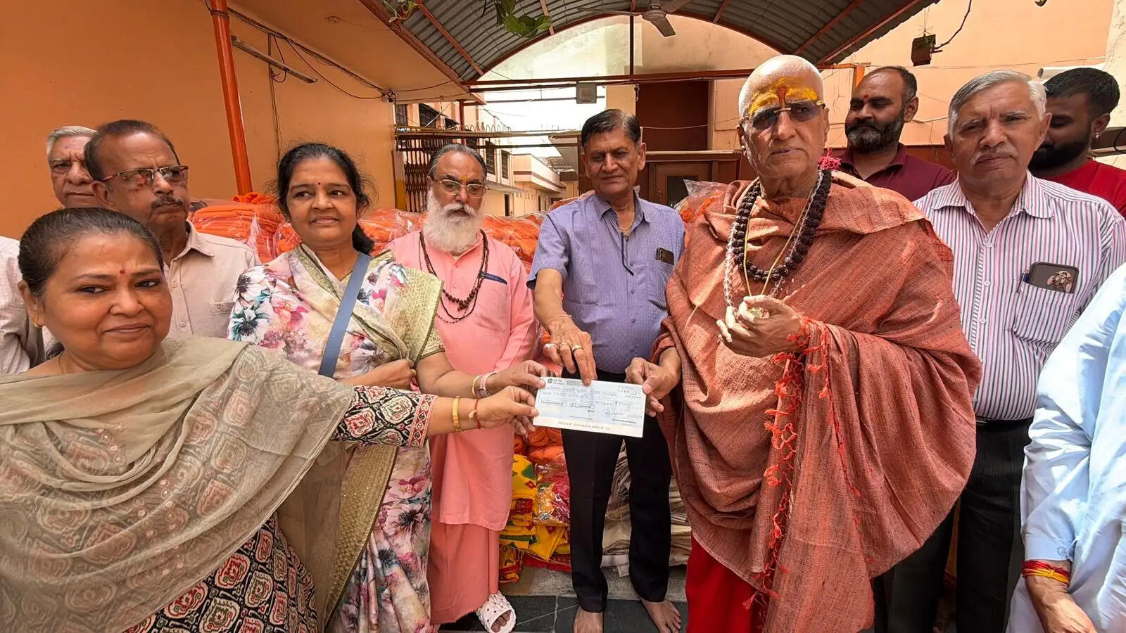 वनवासी विद्यार्थियों के लिए सेवा का संकल्प, हरिशेवा धर्मशाला ने बांटे 811 कंबल व 25 हजार का सहयोग