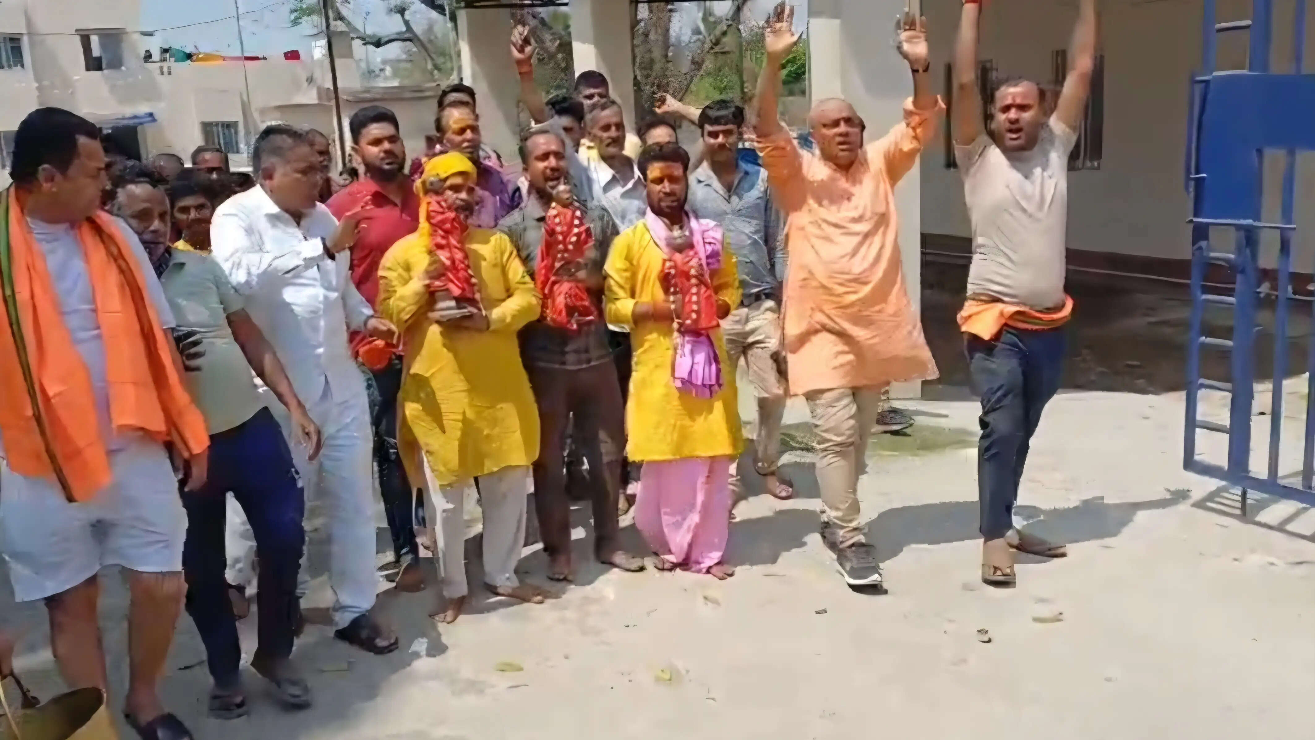 मशरक में मालखाने से निकलकर रथ पर सवार हुए प्रभु श्री राम