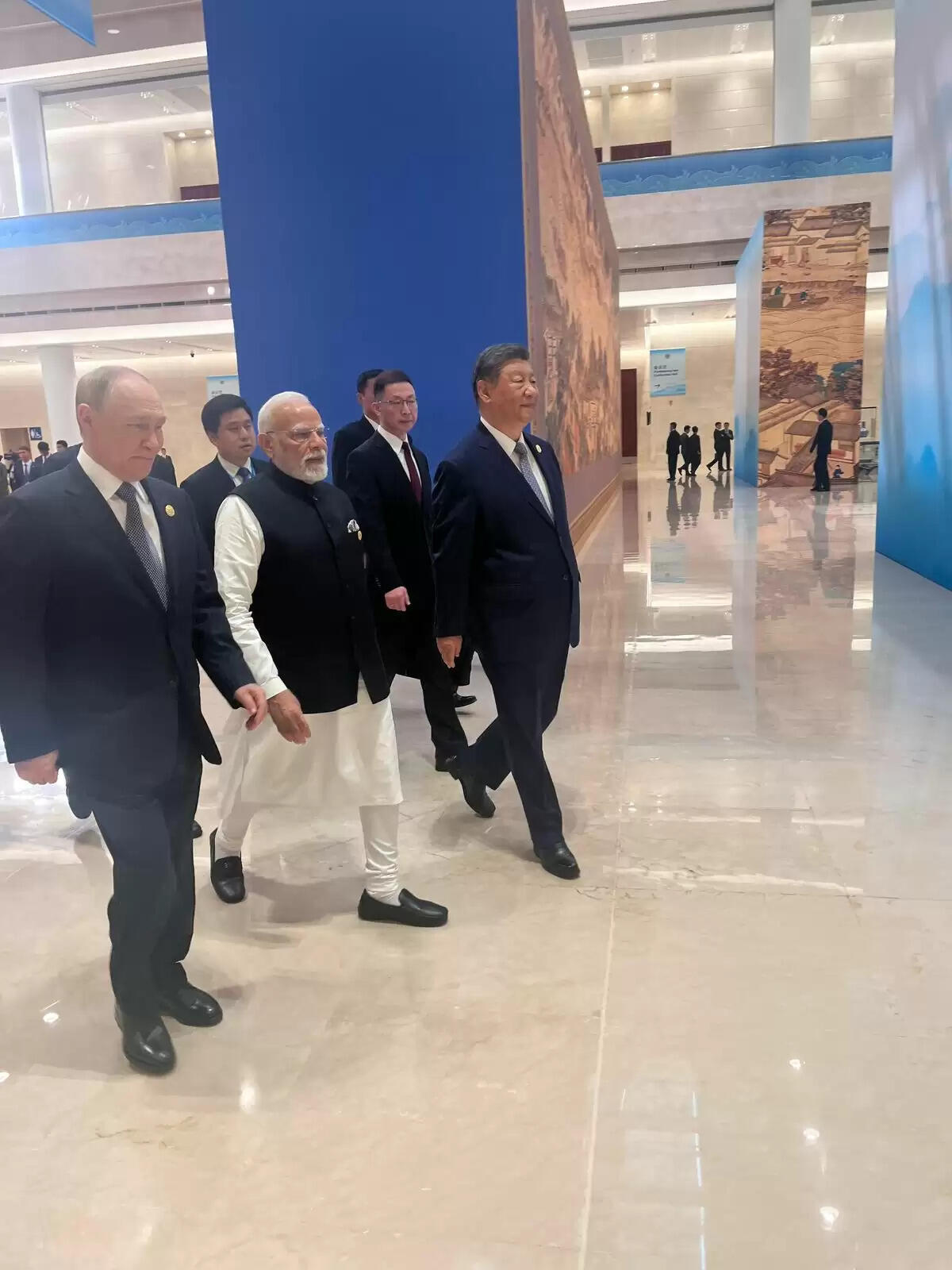एससीओ शिखर सम्मेलन में मोदी, पुतिन और जिनपिंग की अनौपचारिक वार्ता की तस्वीरें चर्चा में