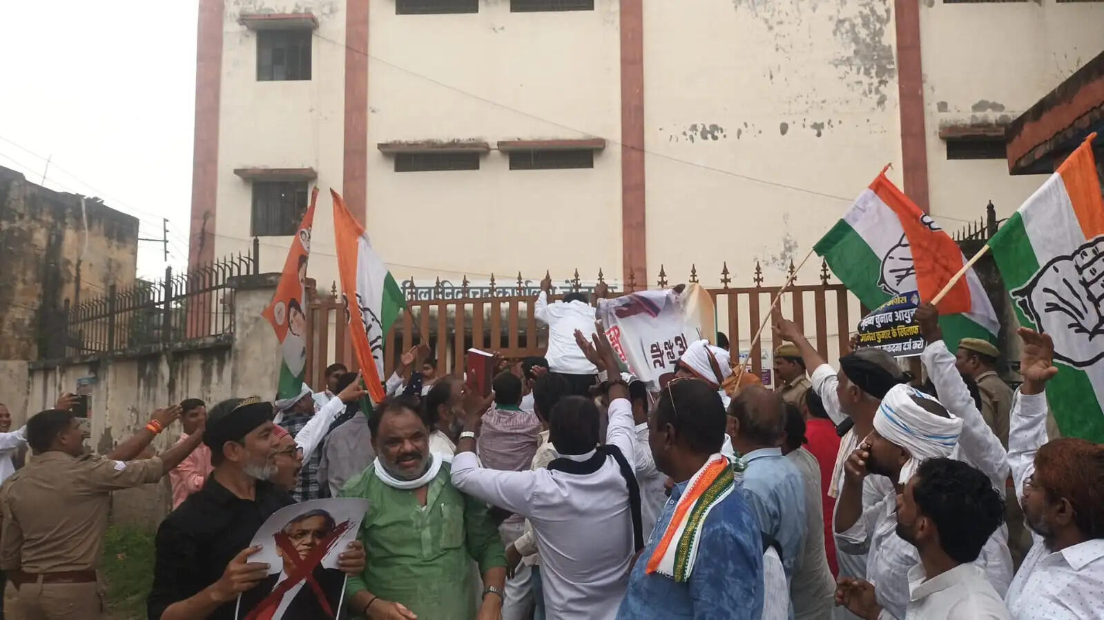 मुख्य चुनाव आयुक्त ज्ञानेश कुमार की बर्खास्तगी की मांग काे लेकर कांग्रेस ने निकाला मार्च