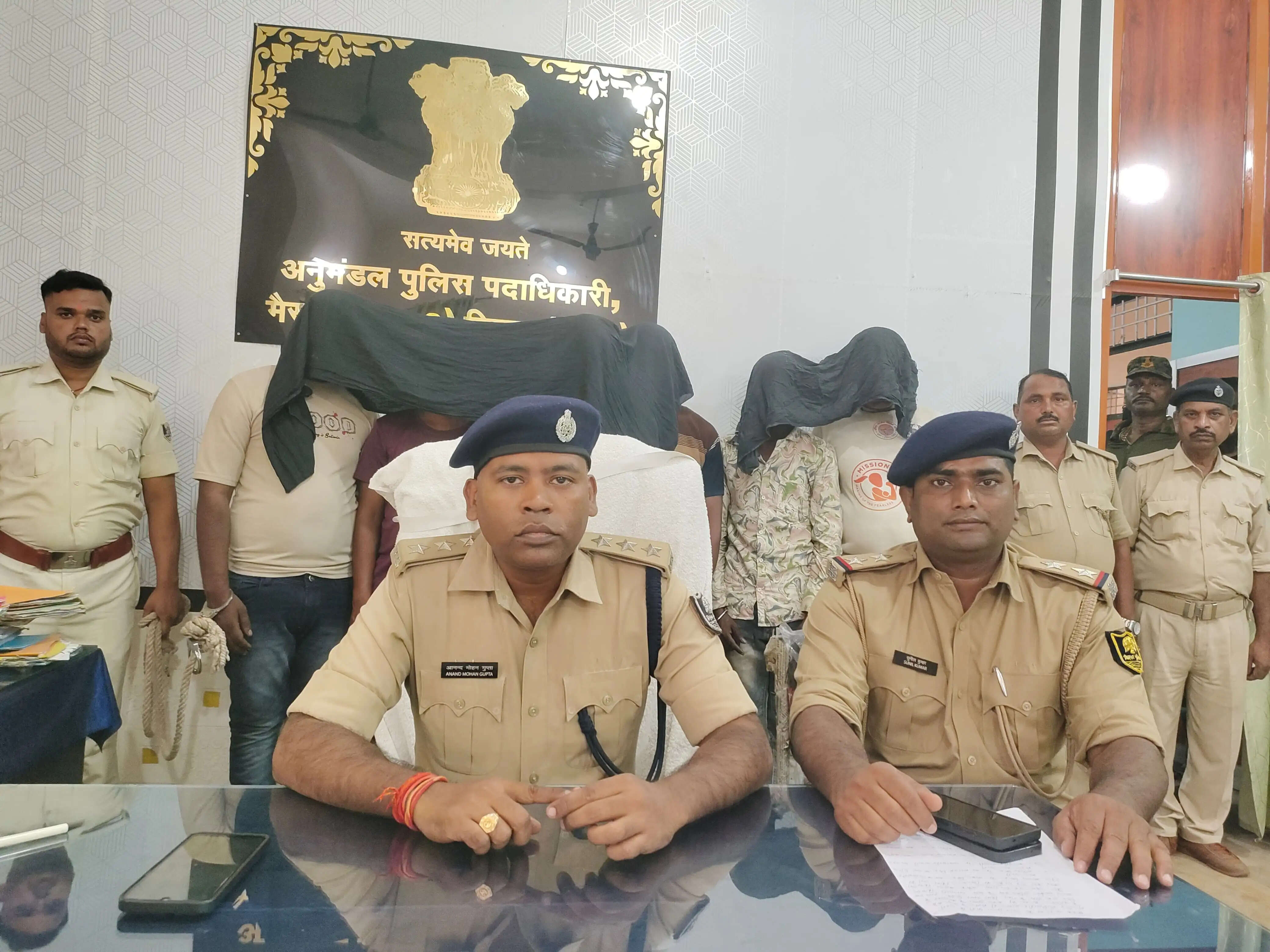 गुठनी में स्मैक के अवैध कारोबार का खुलासा, 48.490 ग्राम नशीले पदार्थ के साथ छह गिरफ्तार