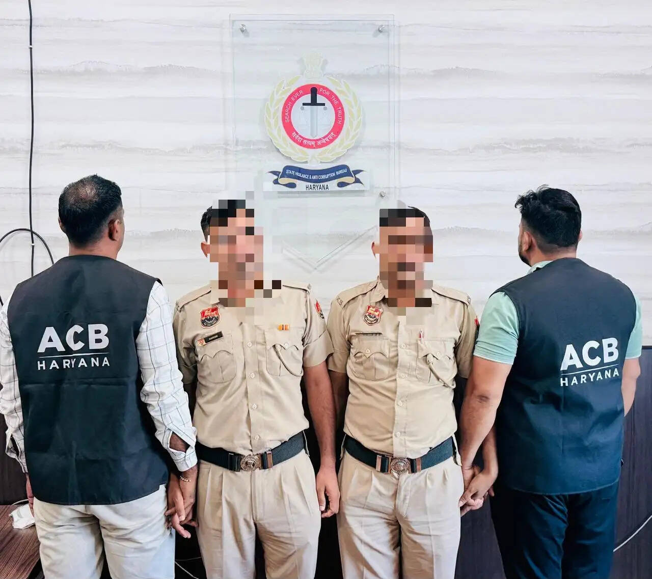 पलवल&nbsp;में&nbsp;डायल-112 पर तैनात दो पुलिसकर्मी&nbsp;नाै&nbsp;हजार&nbsp;रिश्वत&nbsp;लेते&nbsp;गिरफ्तार
