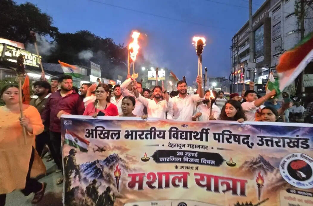 कारगिल विजय दिवस पर एबीवीपी ने निकाली मशाल यात्रा, बलिदानियों को दी श्रद्धांजलि