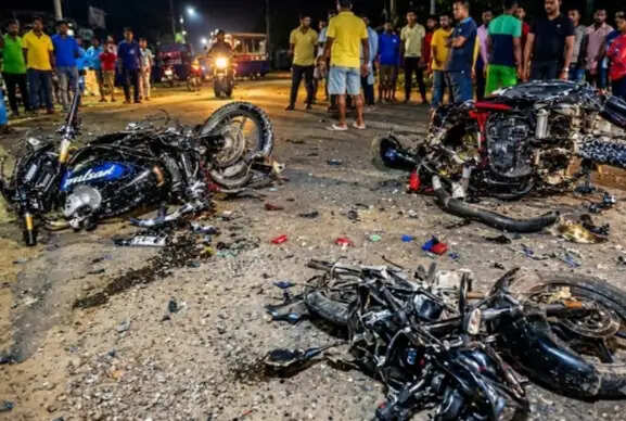 दासपुर में दो बाइकों की टक्कर, तीन लोग घायल