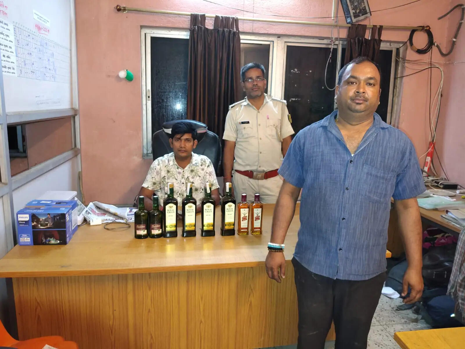 आठ बोतल विदेशी शराब के साथ तस्कर गिरफ्तार