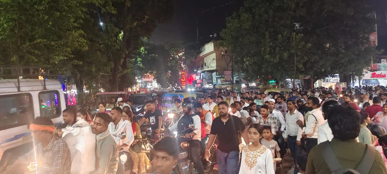 (अपडेट) वाराणसी : शारदीय नवरात्र के सप्तमी तिथि पर दुर्गा पूजा पंडालों में उमड़ी भीड़, काशी नगरी में शक्ति आराधना का उल्लास