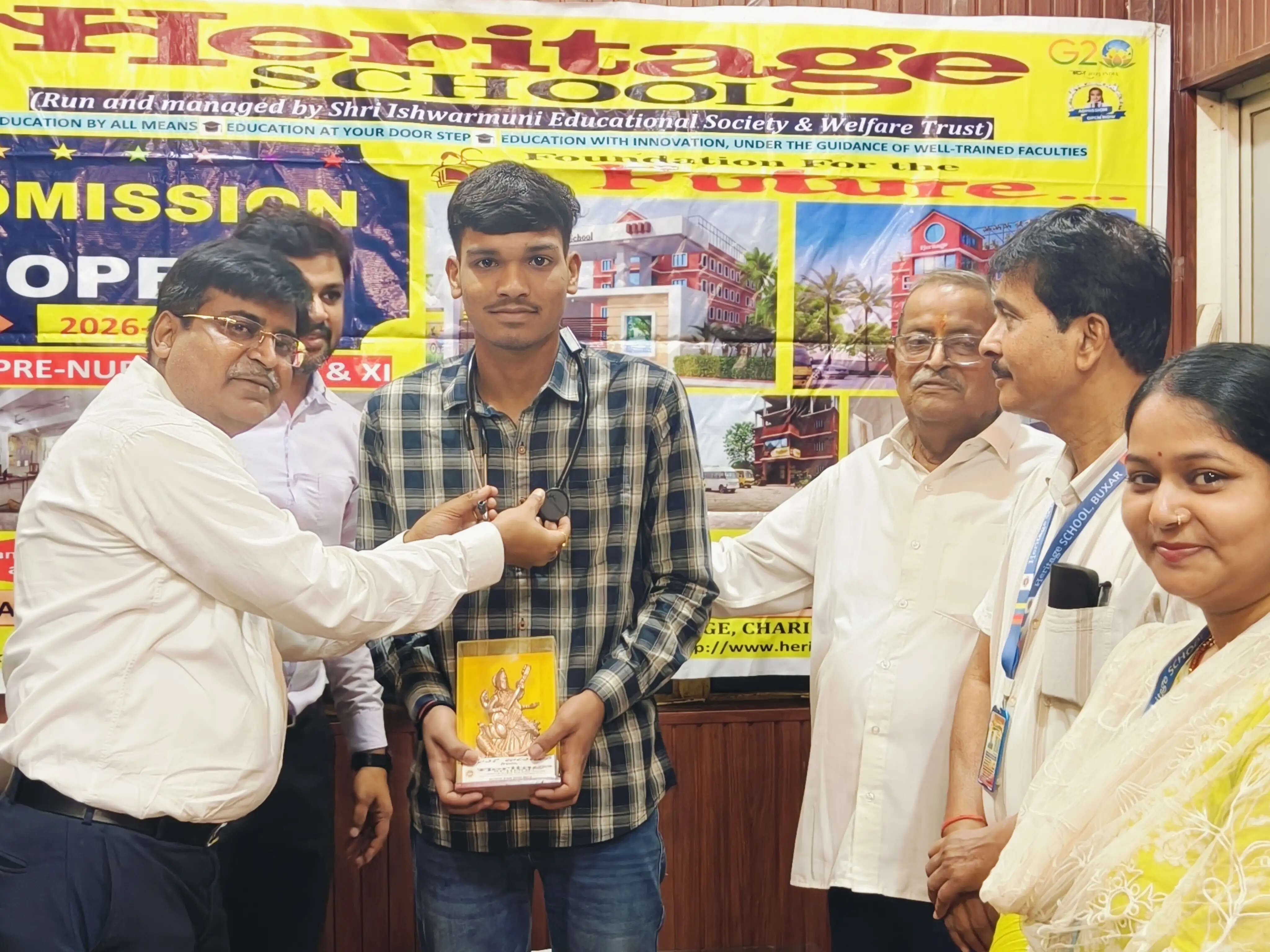 नीट में 141वीं रैंक लाने वाले हेरिटेज स्कूल के छात्र आदित्य रंजन का भव्य सम्मान