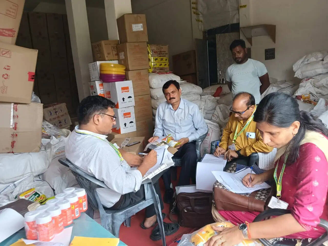 देवरिया में खाद्य सुरक्षा अभियान में 27 खाद्य नमूनों की हुई जांच, खाद्य स्वच्छता की दी गई जानकारी