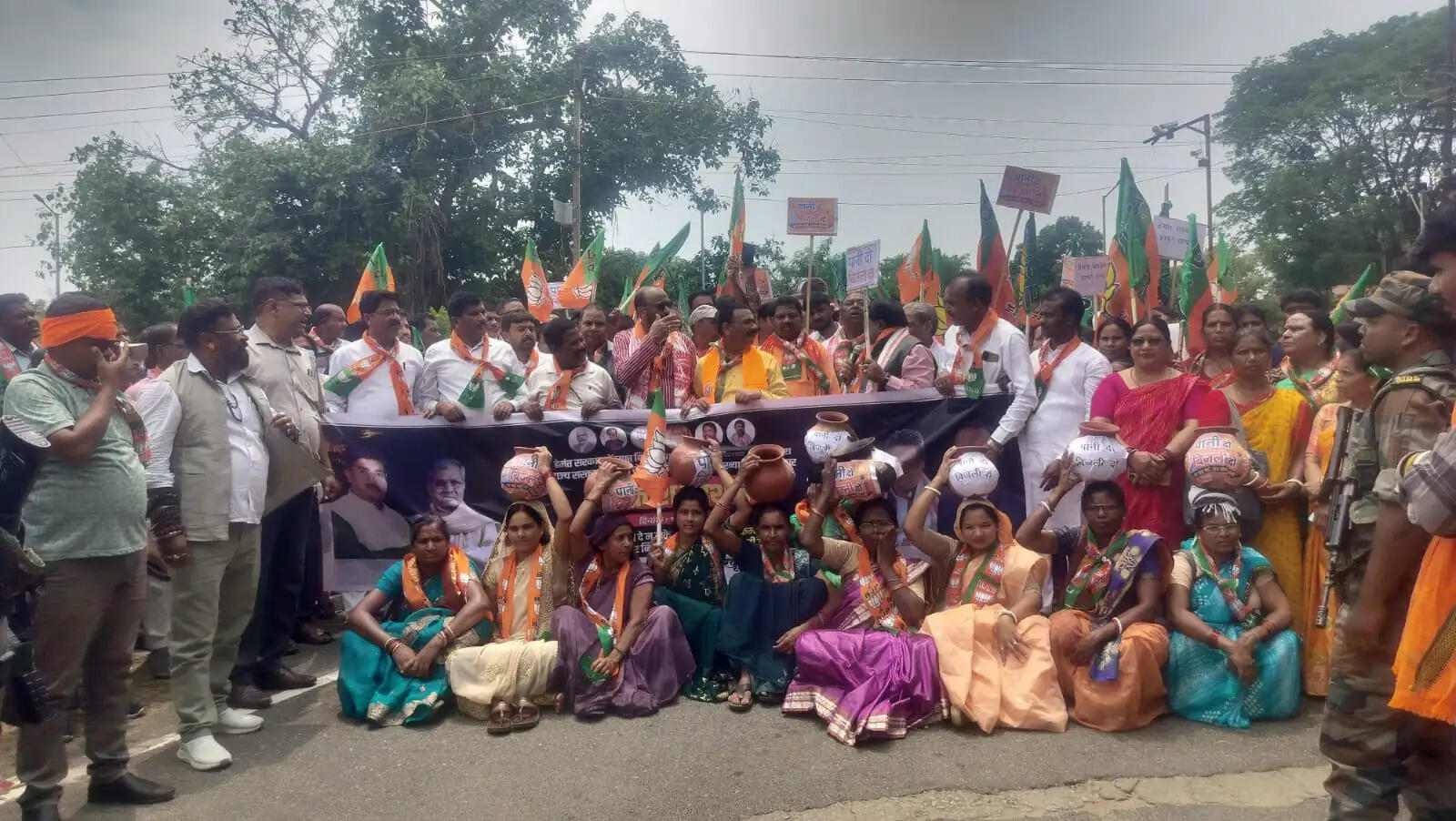 पेयजल-बिजली संकट को लेकर भाजपा का आक्रोश मार्च, घड़ा फोड़कर किया विरोध प्रदर्शन
