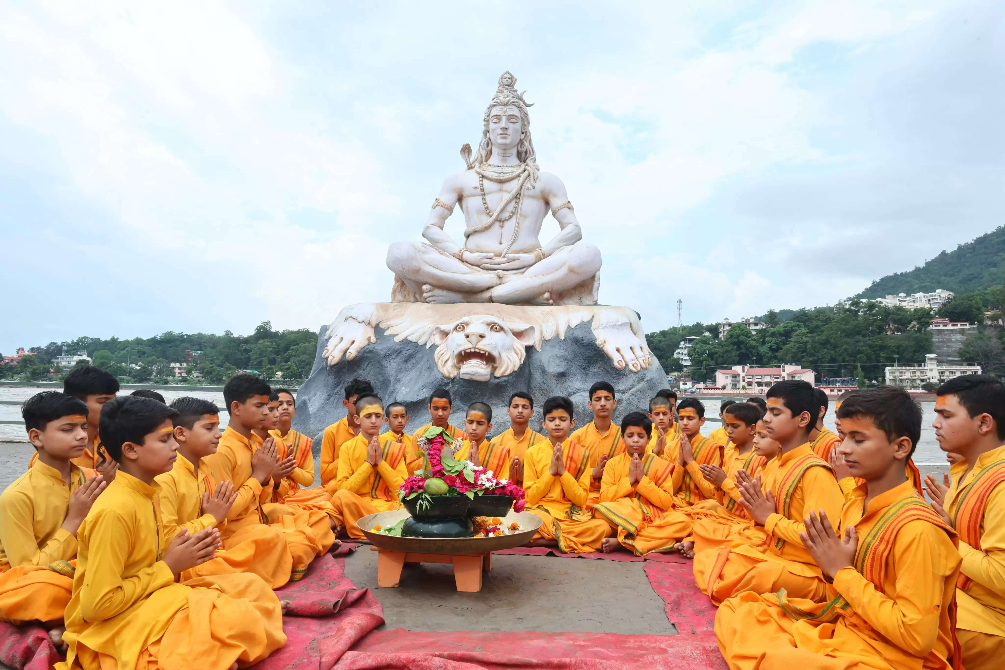 मां गंगा के पावन तट पर शिवाभिषेक कर ऋषिकुमारों ने की विश्व मंगल की कामना