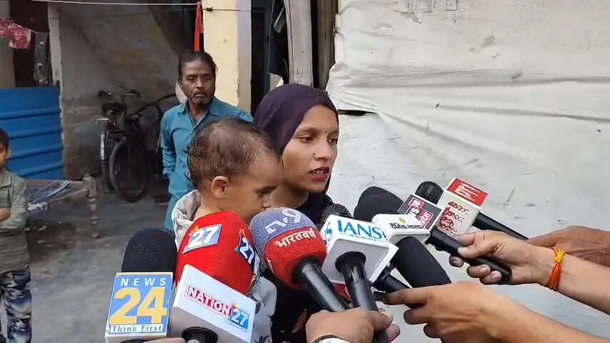 घर के अंदर बक्से में बंद मिला सुरक्षाकर्मी का शव ,लापता बेटी पर हत्या का आरोप
