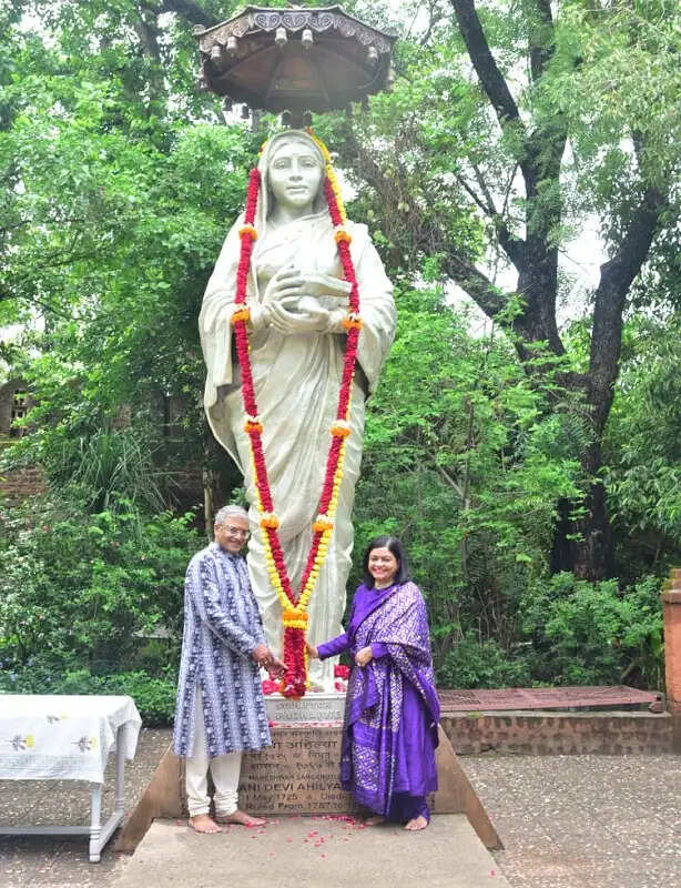मुख्य निर्वाचन आयुक्त ने सपत्नीक किया मप्र के ऐतिहासिक नगर महेश्वर का भ्रमण