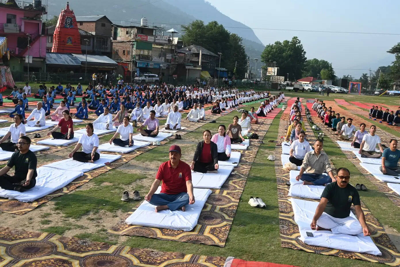 ढालपुर मैदान में 500 से अधिक लोगों ने किया योगाभ्यास