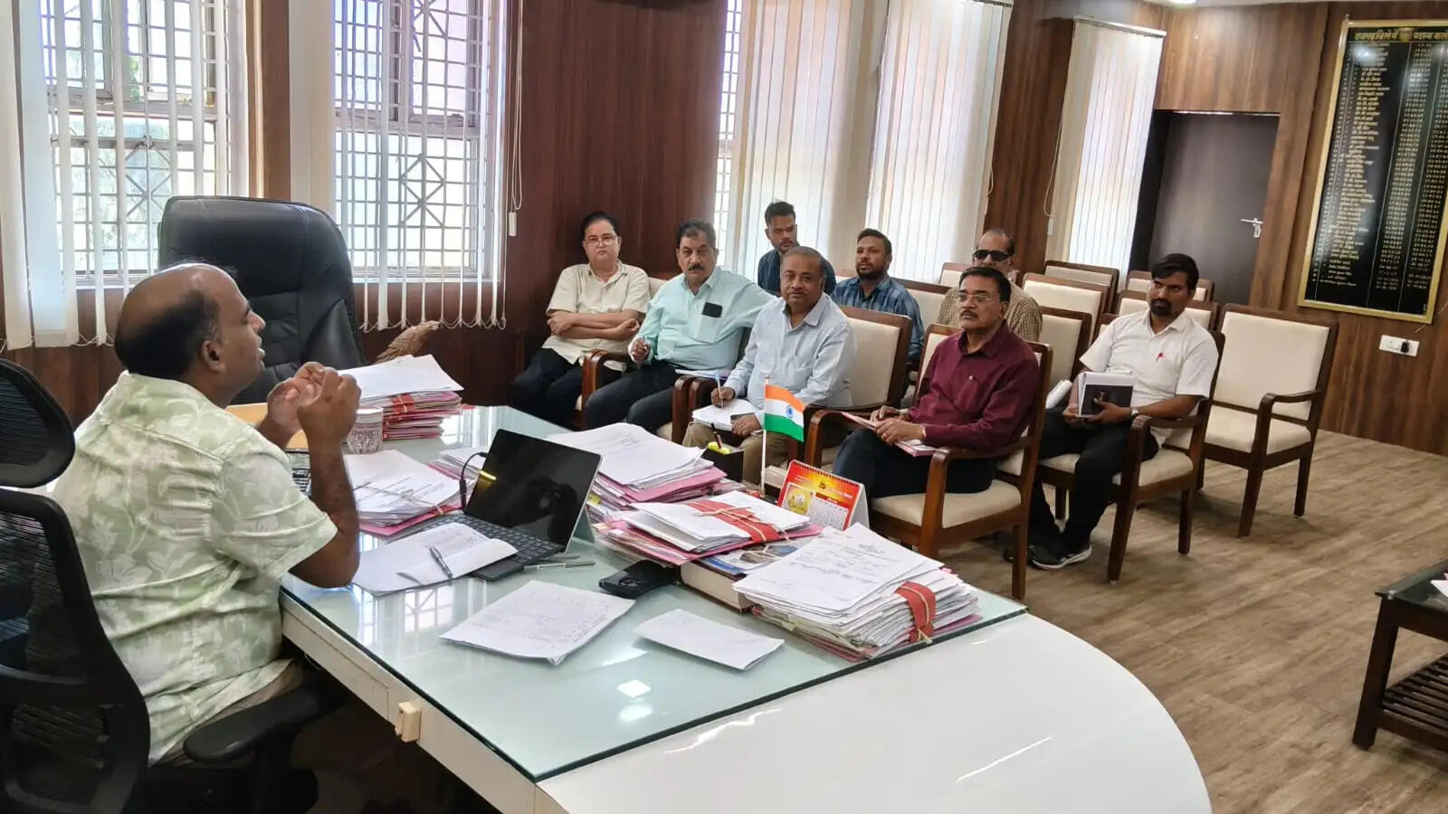 राजगढःकालातीत किसानों की सूची तैयार कर खसरे में दर्ज करें-कलेक्टर