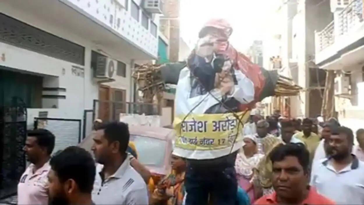 हिसार : सफाई कर्मियों व पार्षद राजेश अरोड़ा में विवाद, पार्षद का पुतला फूंका