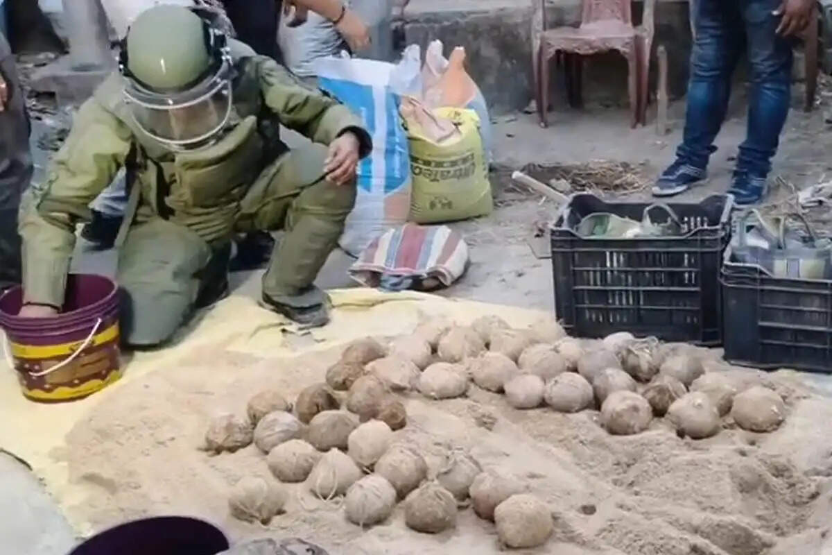 भांगड़ में 100 बम बरामद, इलाके में सनसनी
