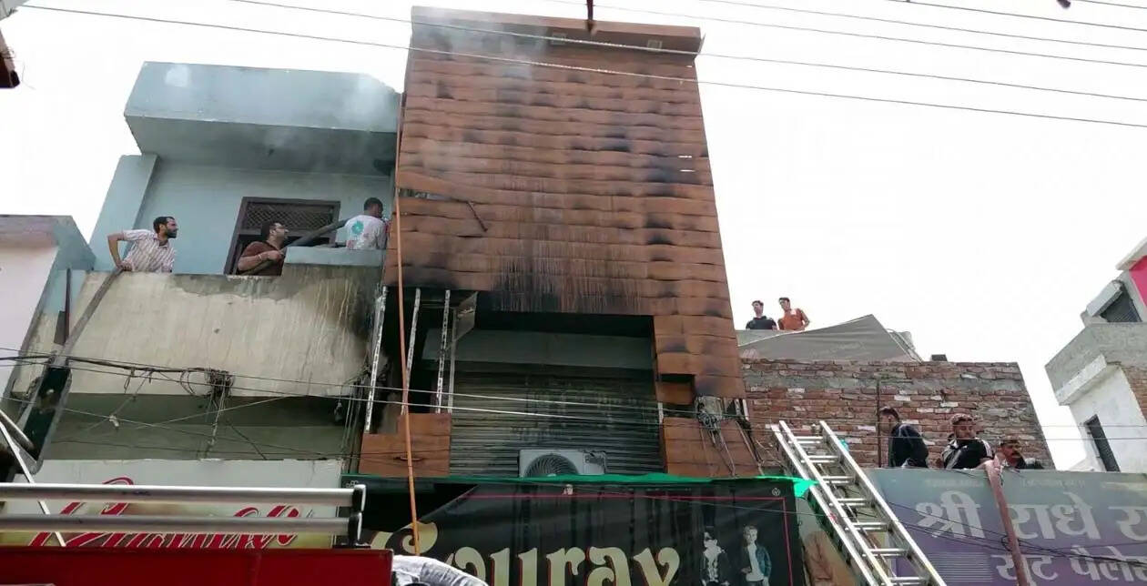 हांसी: गारमेंट्स शोरूम में भीषण आग से लाखों का सामान जलकर राख