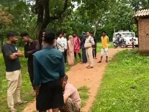 अनूपपुर: जमीन का सीमांकन न होने से नराज किसान पेड़ पर चढ़कर खुदकुशी की धमकी दी