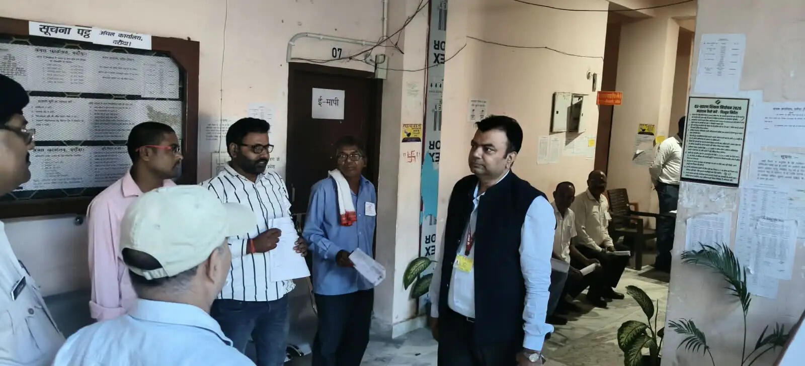 सारण शिक्षक निर्वाचन क्षेत्र चुनावः निर्वाचन प्रेक्षक दीपक आनंद ने विभिन्न मतदान केंद्रों का किया निरीक्षण