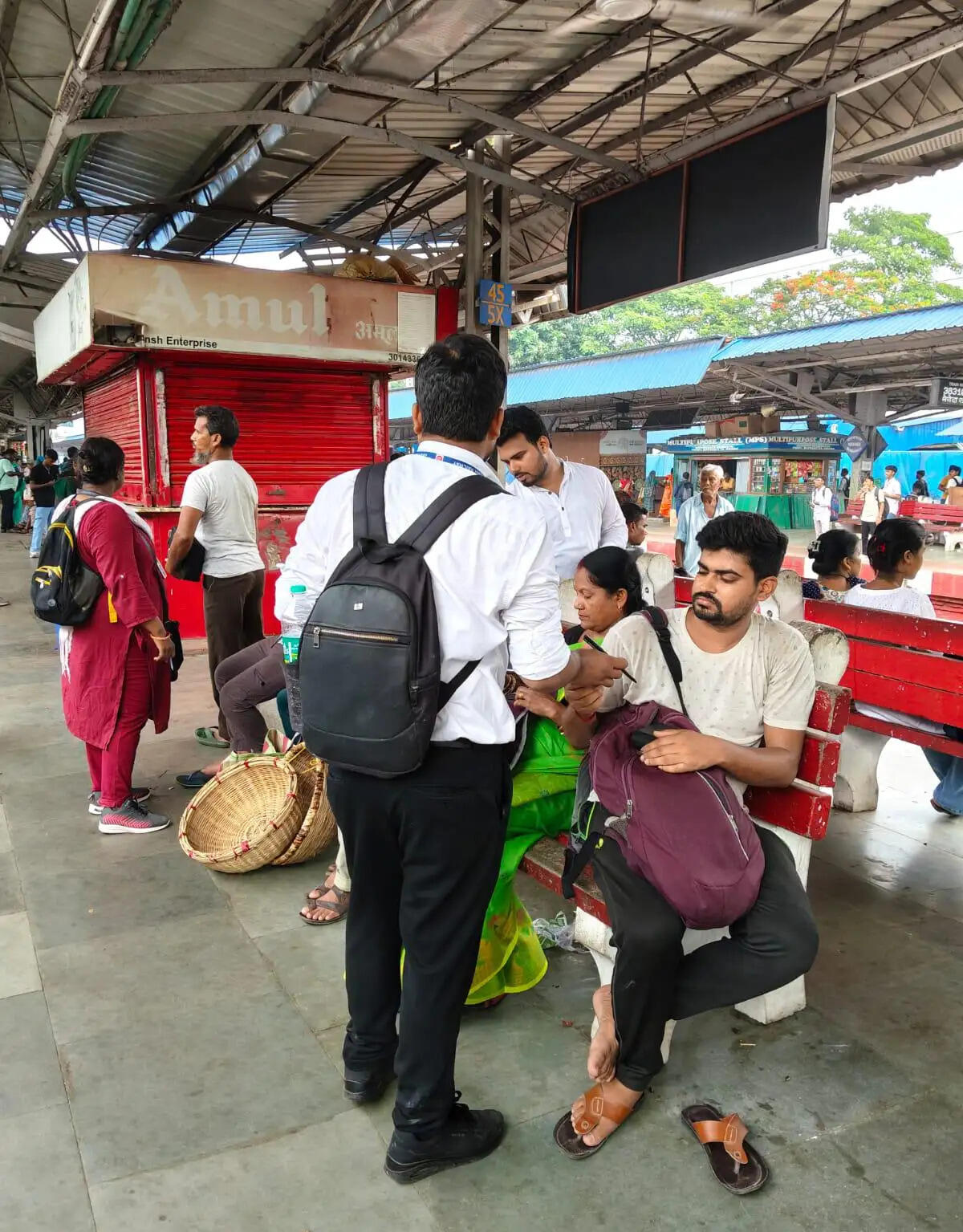 बिना टिकट यात्रियों पर सख्त कार्रवाई, खड़गपुर रेल मंडल ने वसूला करोड़ों जुर्माना